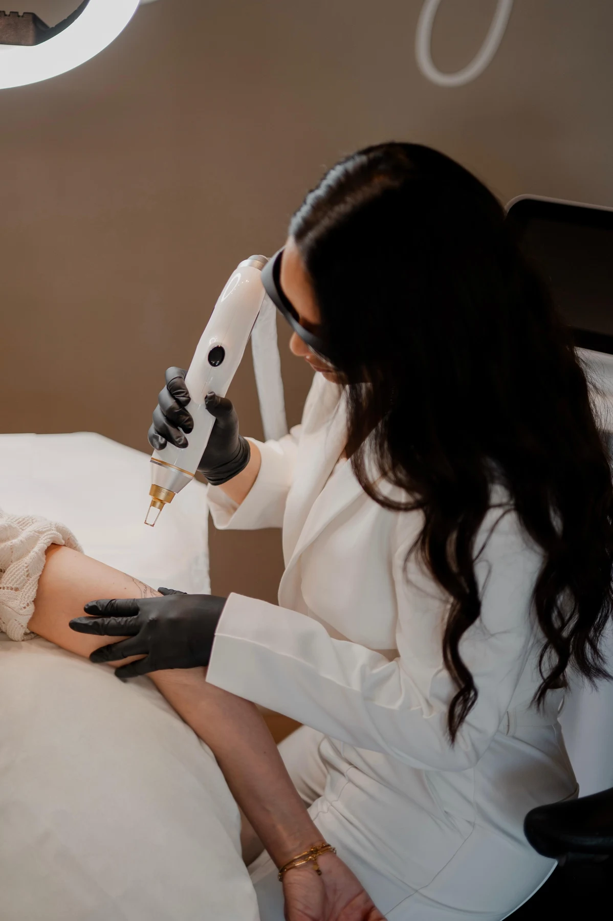 By Shay voert een laserbehandeling uit met veiligheidsbril en de geavanceerde laser